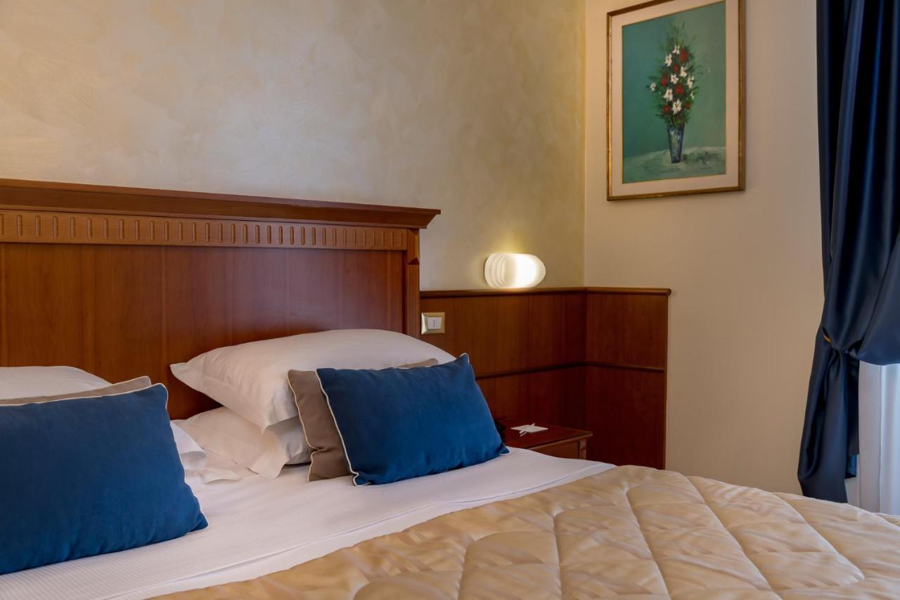 Camera Quadrupla con Vista Mare Laterale